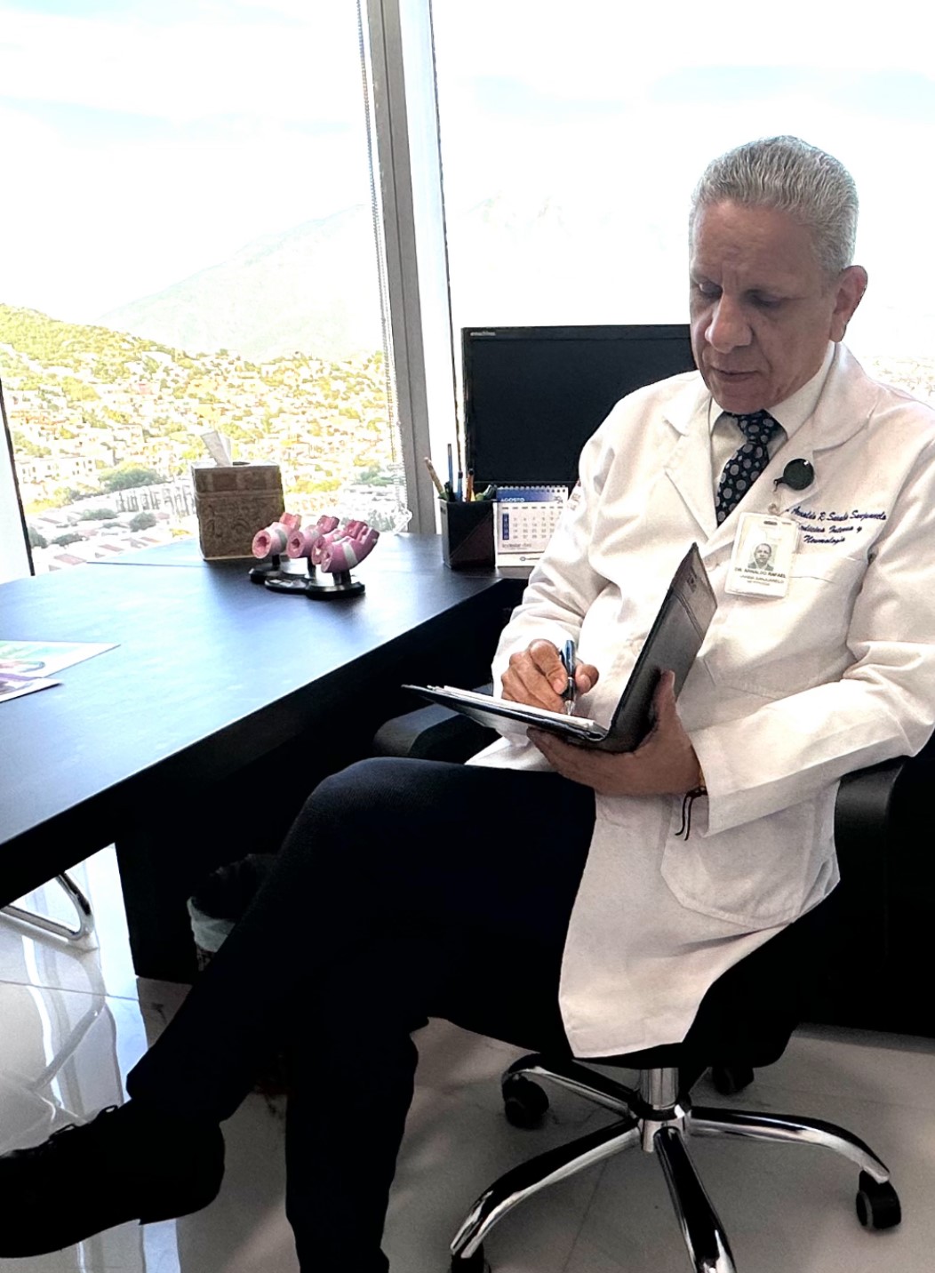 Dr. Arnaldo Sarabia Sanjuanelo, médico internista y neumólogo